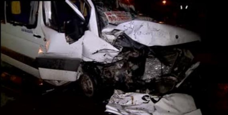 Un gălăţean a provocat un GRAV ACCIDENT în drum spre mare. Bilanţul: un mort şi NOUĂ RĂNIŢI