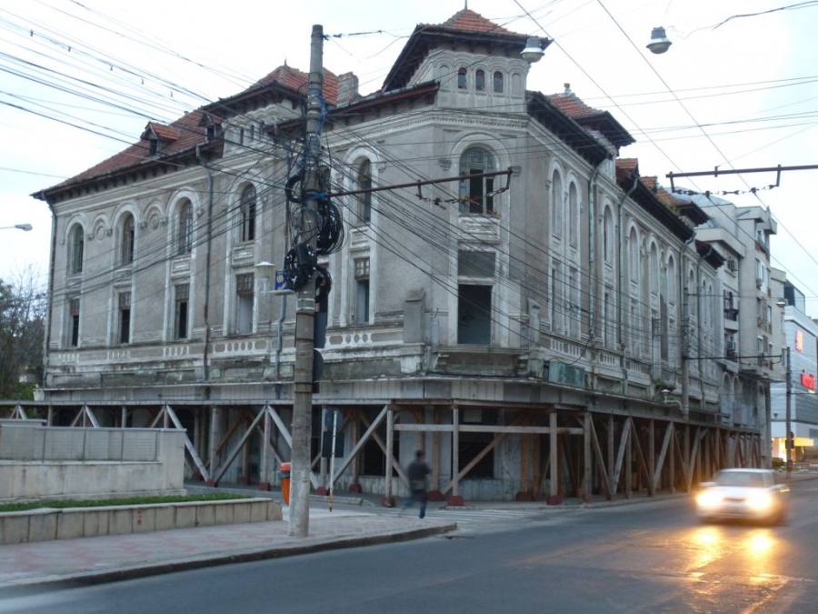 PALATUL GHEORGHIU, aflat într-o stare deplorabilă, rămâne în proprietatea Primăriei