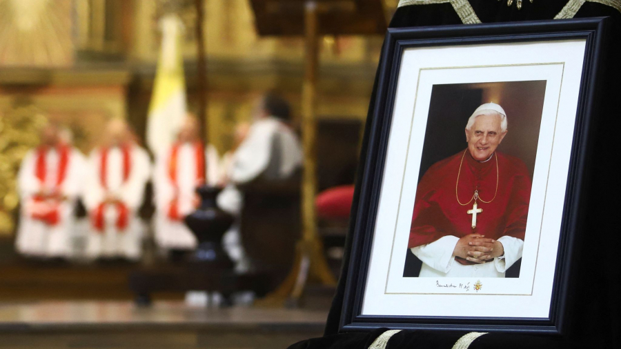 Slujba de înmormântare a fostului papă Benedict al XVI-lea, oficiată joi la Vatican