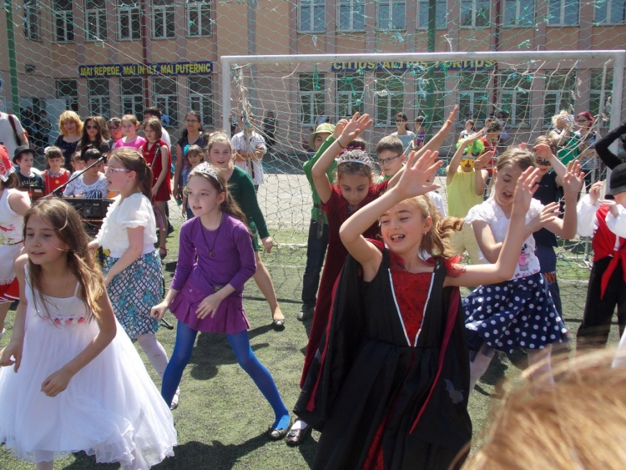 Sărbătoare în paşi de dans la Şcoala Nr. 22 (FOTO)