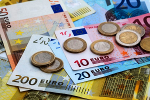 Euro a scăzut joi cu aproape un ban