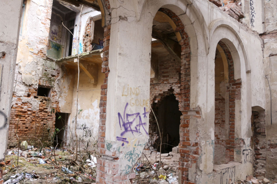 Monument istoric ajuns ruină, în centrul Galaţiului | Cum s-a ratat finanţarea europeană pentru salvarea Palatului Gheorghiu (FOTO)