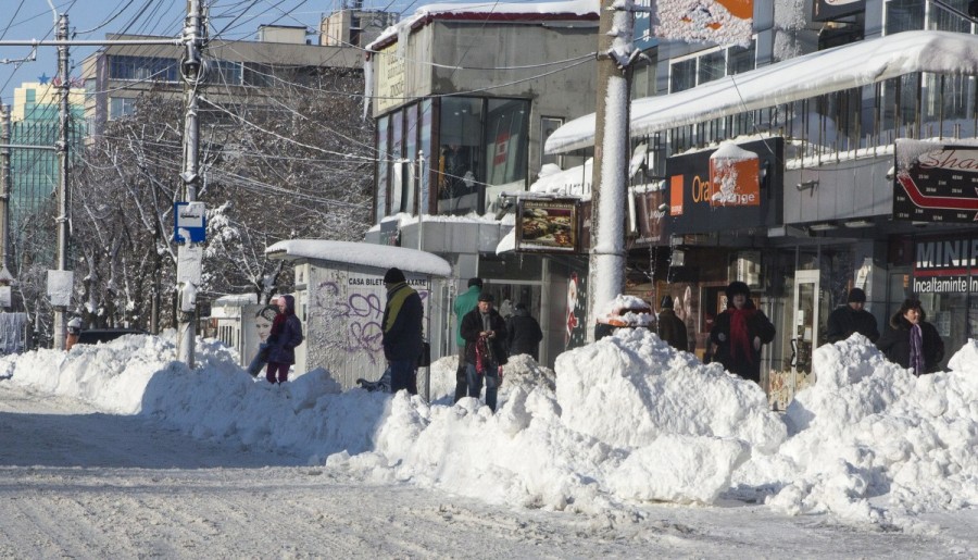 BĂTAIE DE JOC: Gălăţenii, nevoiţi să aştepte autobuzele în staţii fără refugii şi cu nămeţii de un metru (FOTO)