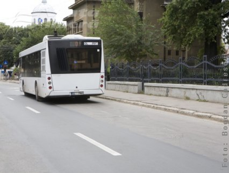 Cu mâna prinsă în uşile autobuzului