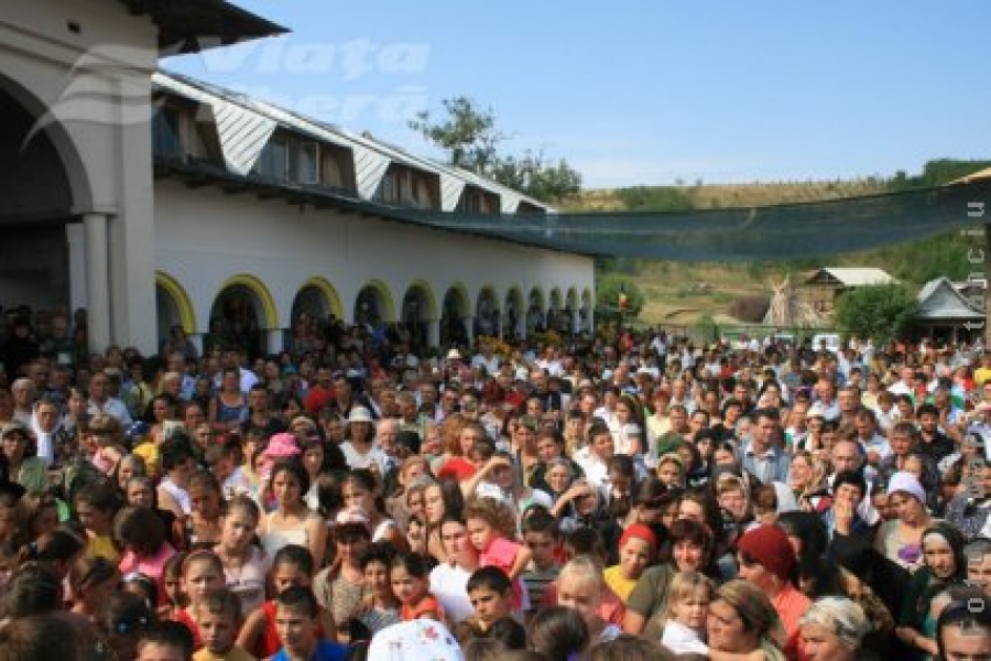 Sărbătoare la Mănăstirea Cârlomăneşti