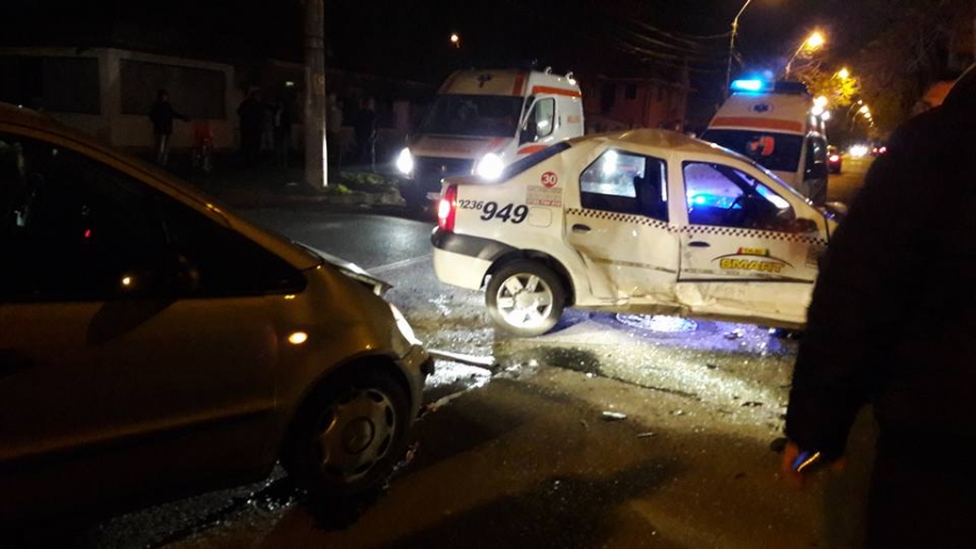 ACCIDENT ÎN LANȚ într-o intersecţie din Galaţi. Un taxi se află printre maşinile implicate