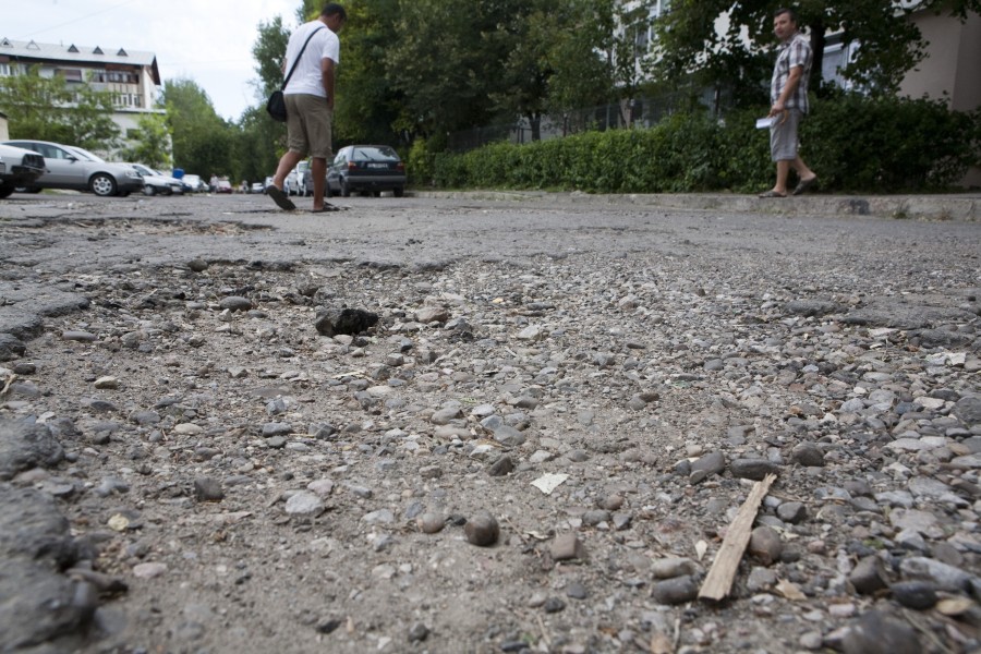 O porţiune din strada Siderurgiştilor arată ca după bombardament