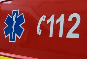 Un şofer a pierdut controlul volanului şi a intrat cu tractorul prin gardul unei curţi. O femeie a fost RĂNITĂ GRAV