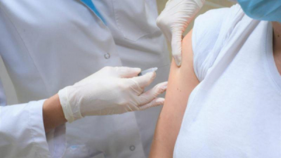 500 de cadre medicale de la Spitalul Județean vor a treia doză de vaccin