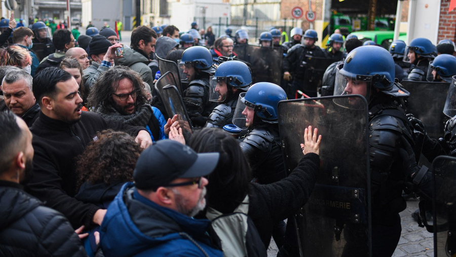 Guvernul francez trece de moțiunea de cenzură