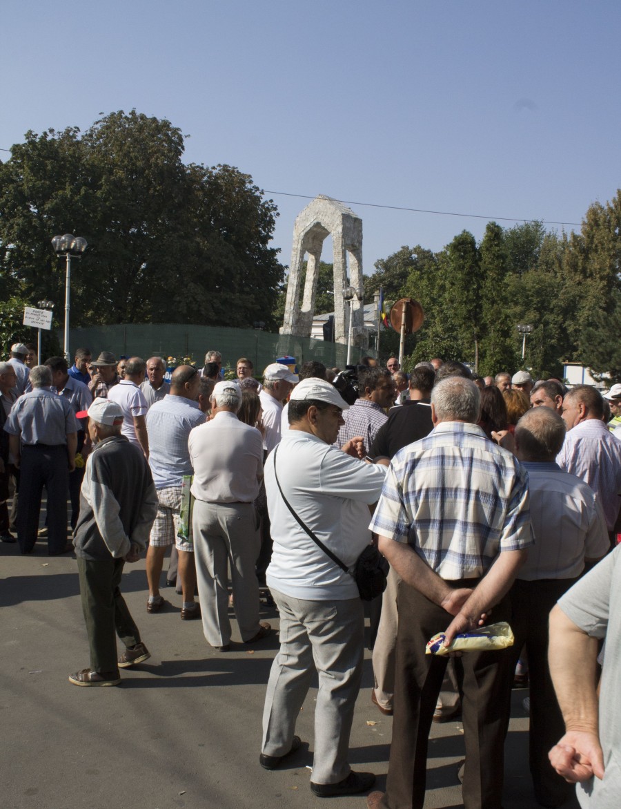 Pensionarii au pus tunurile pe Combinat şi Casa de Pensii. 7000 de foşti angajaţi vor BANI MAI MULŢI