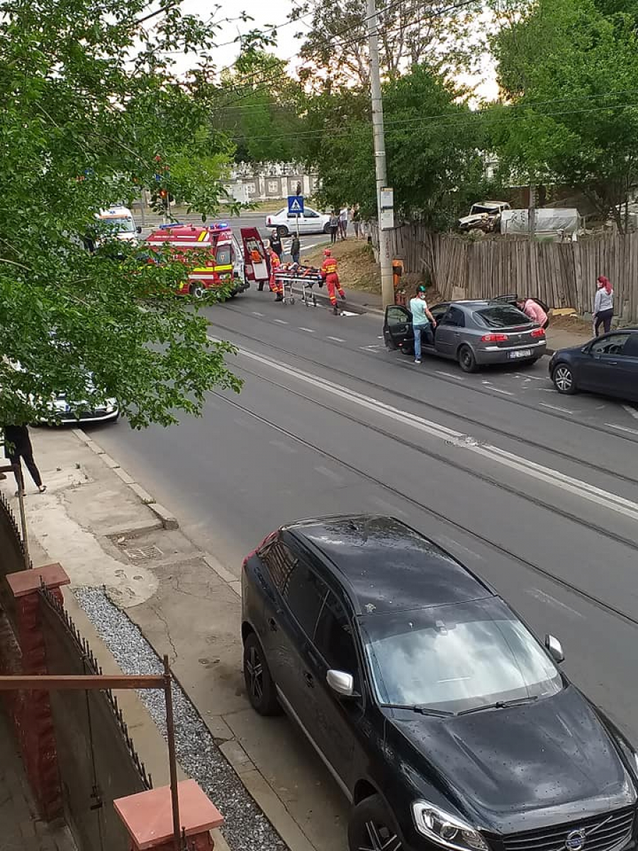 Accident grav într-o intersecție de risc. Un șofer beat a rănit două persoane și a fugit