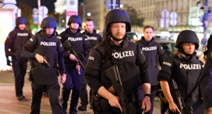Atac terorist în centrul Vienei. Continuă căutările unui suspect