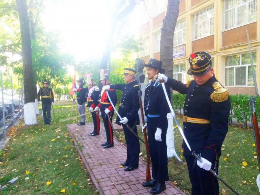 Oamenii lui Cuza, în urbea pârcălabului. Garda veche a defilat prin oraş (FOTO)