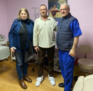 Cornel Vlad, la clinica din Turcia, alături de soția Viorica și de dr. Nurettin Luleci