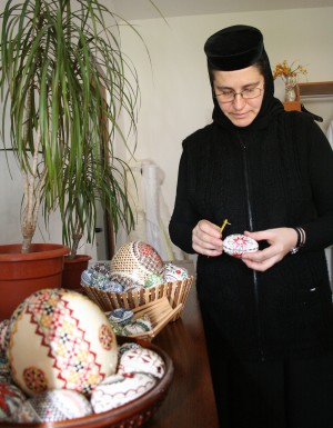 Tradiţii de Învierea Domnului, la Mănăstirea &quot;Lacu Sărat&quot;. Oul încondeiat, o poveste de Paşte