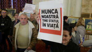 Angajații Parlamentului amenință cu greva generală