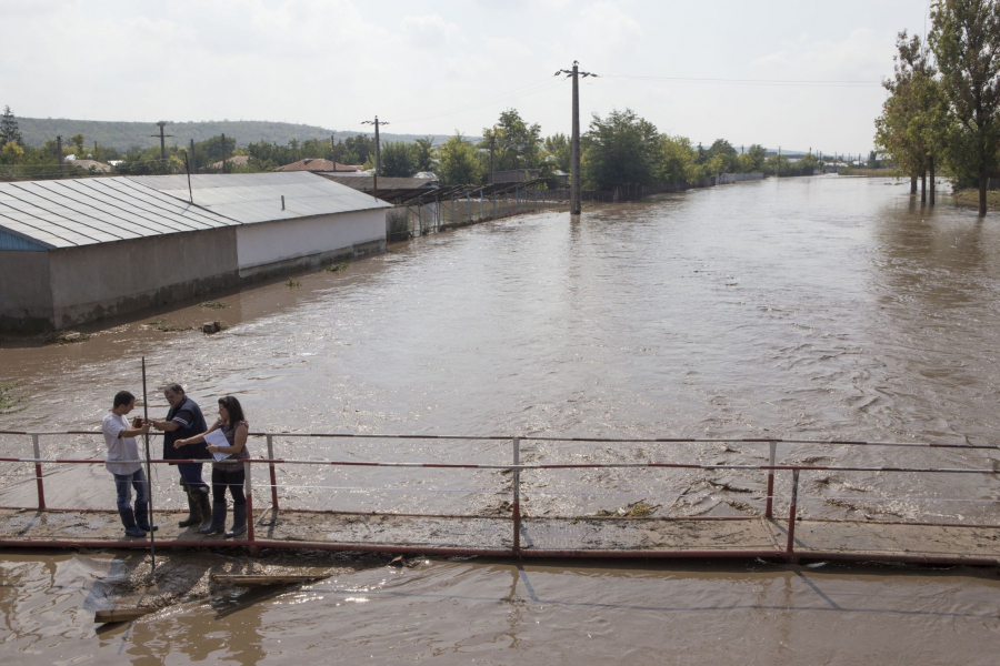 Situaţie ciudată în Pechea, după INUNDAȚII. Fortaţi să se întoarcă în vechea locuinţă