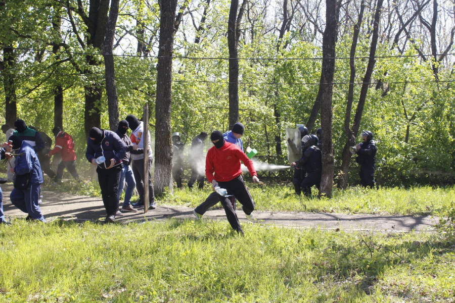 Mobilizare generală pentru o revoltă a refugiaţilor la Galaţi | FOTO