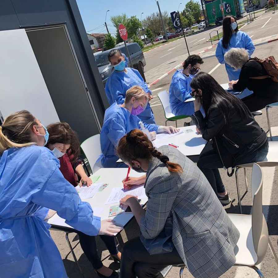 Studenţi medicinişti, voluntari la vaccinarea drive-through