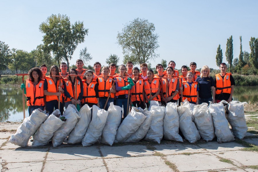 Catedra: Temerarii de la „Spiru Haret” Tecuci au ECOLOGIZAT un lac de agrement (GALERIE FOTO)