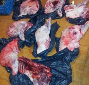 Carne vândută din portbagaj în PIaţa Centrală