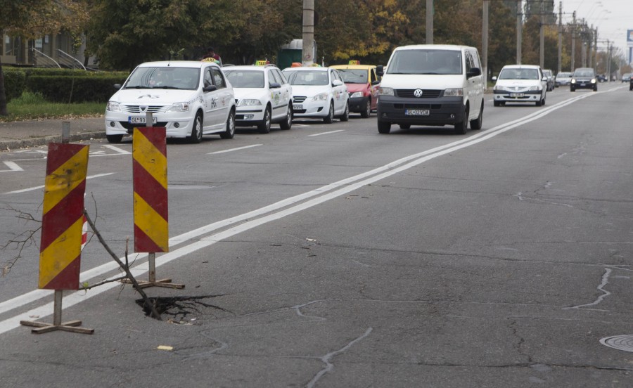 FOTO / Surpare pe strada Prelungirea Brăilei. Se întoarce "Gropzilla"