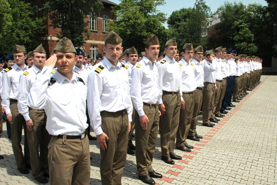 Peste o mie de locuri la universităţile militare