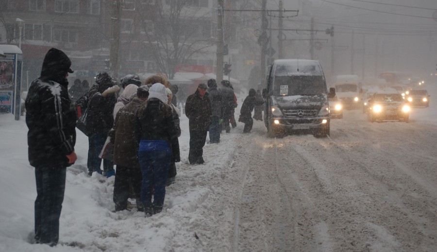 Dimineaţa cea mai lungă. Nămeţii au pus stăpânire pe oraş (GALERIE FOTO)