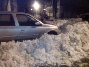 Răzbunare inedită în parcare/ O gălăţeancă şi-a găsit maşina într-un munte de zăpadă