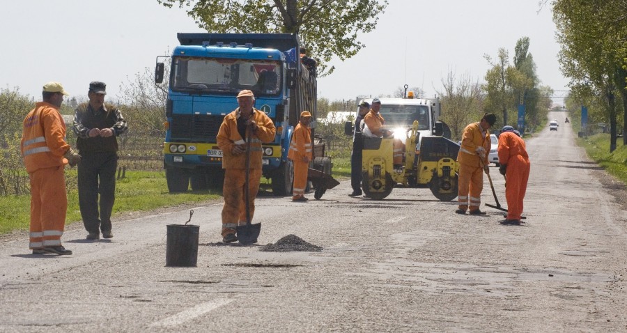 Reabilitare de criză: Drumuri judeţene neasfaltate de pe vremea lui Ceauşescu!