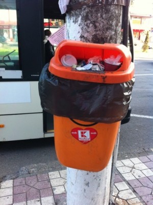 Saci de gunoi colectaţi selectiv: Coşuri stradale pline în Ţiglina 1
