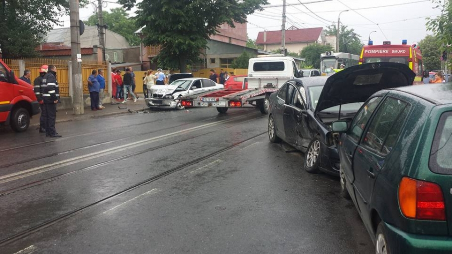 ACCIDENT GRAV pe strada Basarabiei din Galați. Trei răniţi şi patru maşini distruse (FOTO)