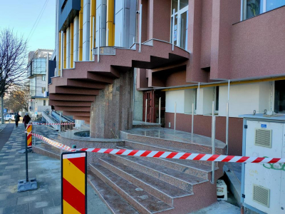 Fiscul montează balustradă la scările spre registratură. Un pericol public remarcat la timp