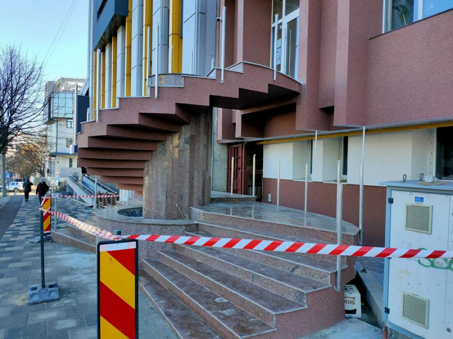 Fiscul montează balustradă la scările spre registratură. Un pericol public remarcat la timp