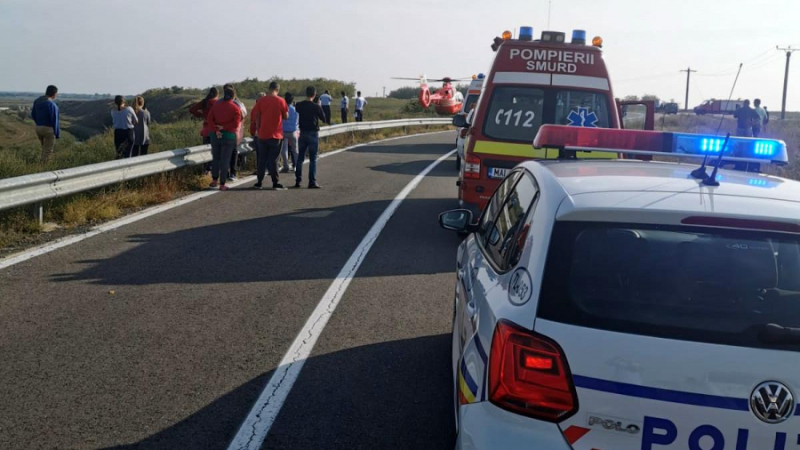 Două mașini și un TIR s-au ciocnit pe DN 25