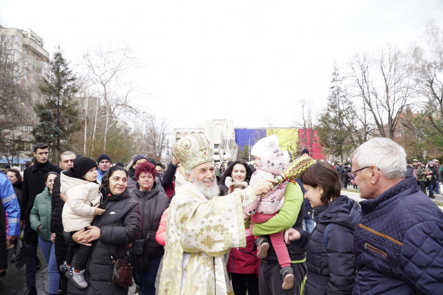 Un brăilean a scos pentru a patra oară crucea din Dunăre, de Bobotează (FOTO)