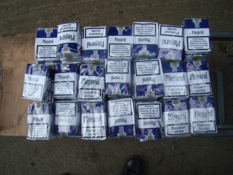 Un contrabandist care se aproviziona din "piaţa ruşilor" a fost prins cu sacul de ţigări în gară