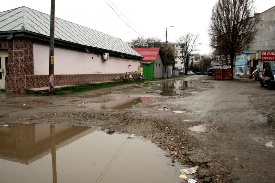 Afacere controversată. Strada Clăbucet, pe jumătate asfaltată, pe jumătate abandonată