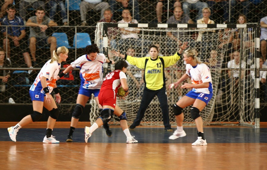 HANDBAL / Confruntare europeană: „Oţelare” contra „metalurgiste” 
