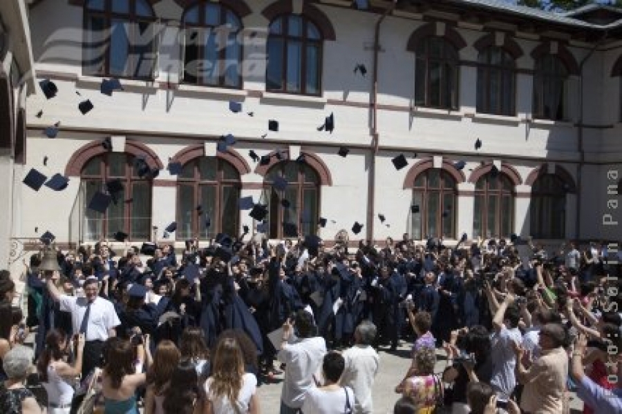 Student în ţară, student în afară