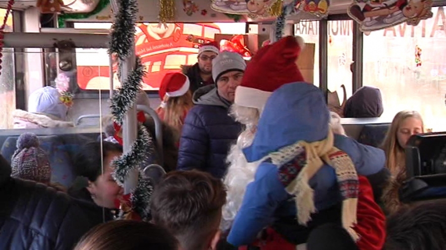 Copii sunt aşteptaţi să se plimbe cu autobuzele lui Moş Crăciun