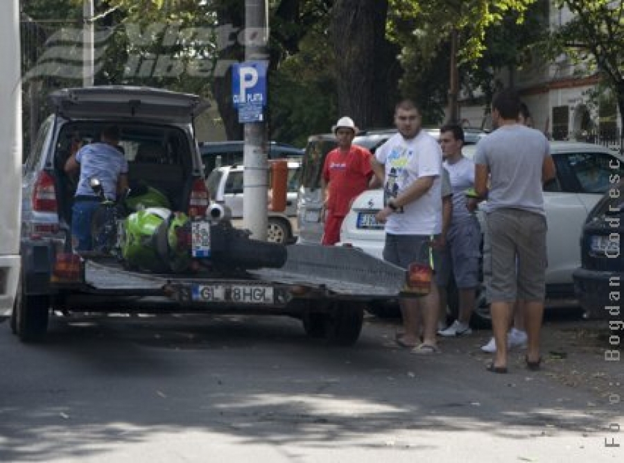 Motociclist luat pe capotă de o şoferiţă