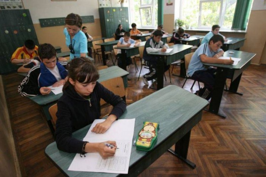 Evaluare naţională: proba la matematică. Urmăriţi pe site-ul "Vieţii Libere" subiectele, baremele şi rezolvările oferite de profesorul Mitică Dudău de la Colegiul "C. Negri"