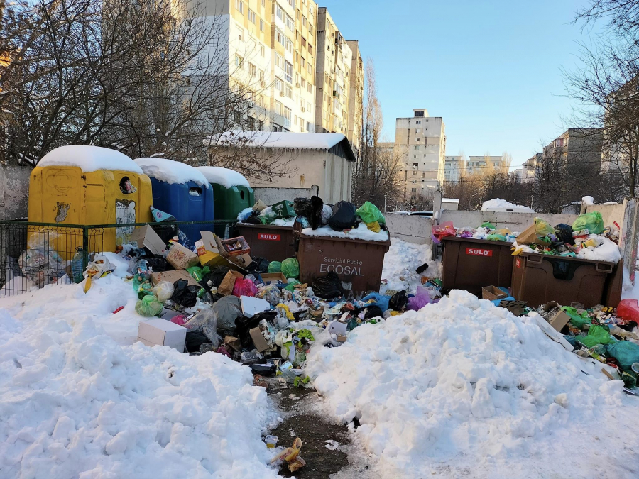 Zăpadă şi gunoaie, în cartierele Galaţiului