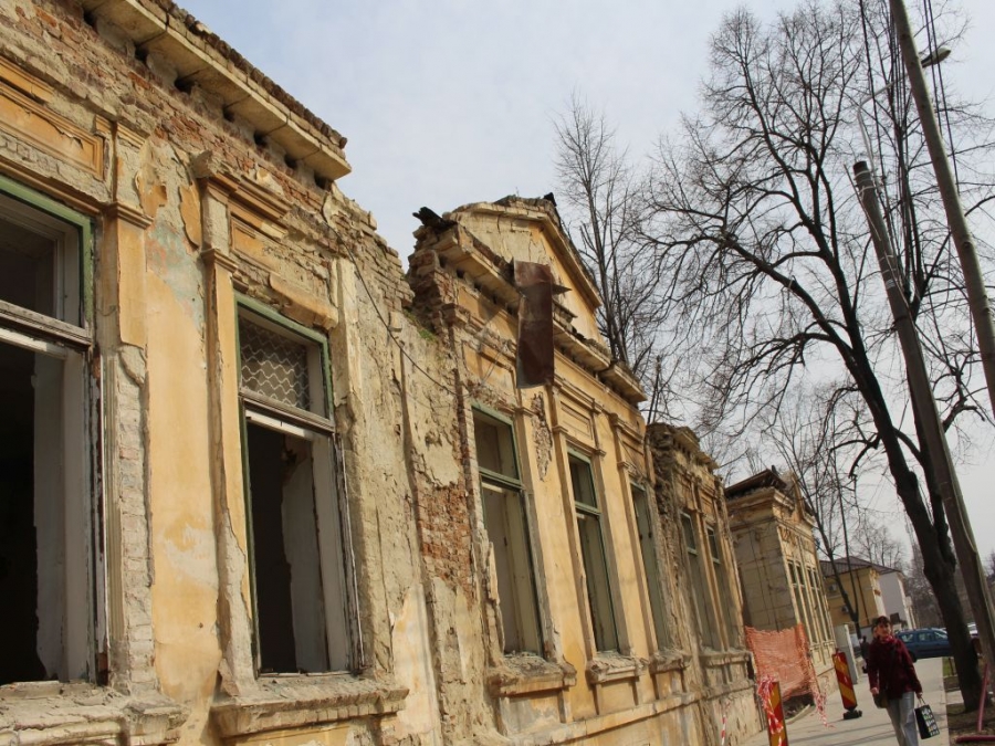 Dezastrul de pe strada Mihai Bravu/ Casele Galaţiului se prăbuşesc peste oameni