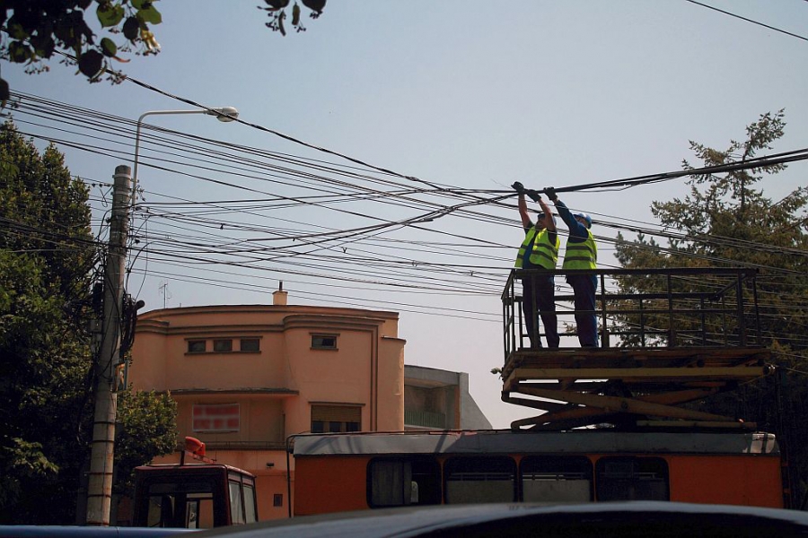 Circulaţia troleelor, ÎNTRERUPTĂ de un scurtcircuit