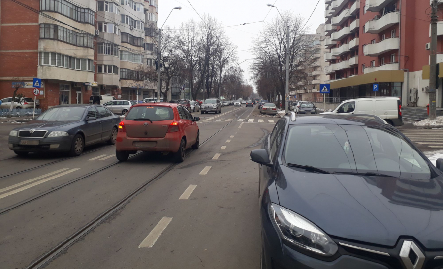 Fără mașini pe linia de tramvai între Basarabiei şi Piaţa Centrală. Primăria Galați vrea separatoare de sens pe Traian