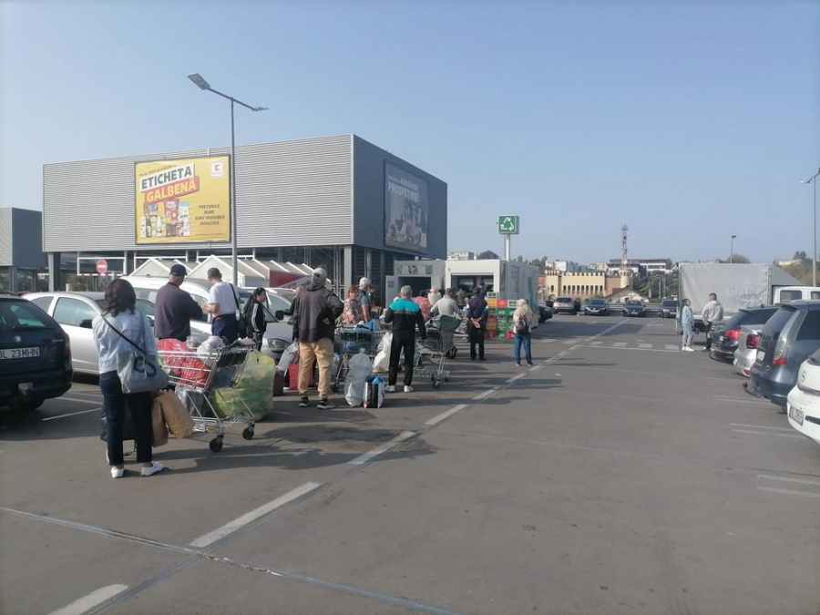 UPDATE. Reciclare „prelungită”. La Kaufland este coadă și la civilizație! Reacția Kaufland România