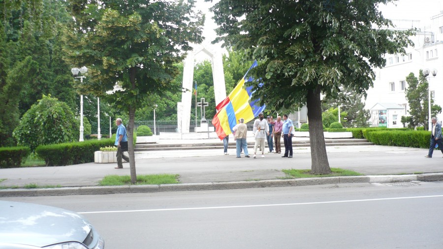 Protest antiprezidenţial în faţa Prefecturii